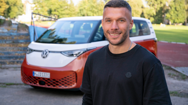 Lukas Podolski wirbt für Volkswagen Nutzfahrzeuge, Mario Götze für Hyundai - Lukas Podolski wirbt für Volkswagen Nutzfahrzeuge - Quelle: VW
